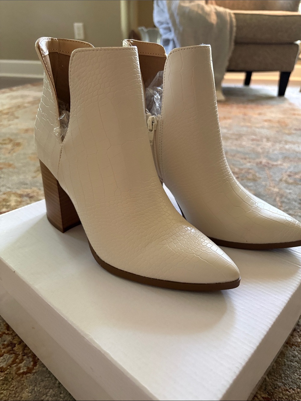 ✨ NEW in box ✨ Women's White Croc-Embossed Pointed Toe Block Heel Booties, 5.5